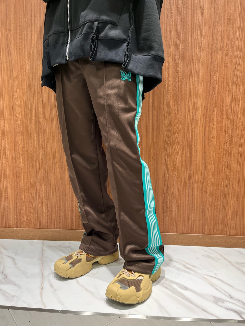 ブラック系のパーカー、グレー系のパーカー、ブラック系のボクサーパンツを着用したメンズの春コーディネートの2枚目の写真