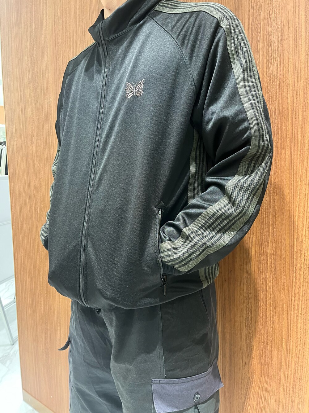 ブラック系のサンダルを着用したメンズの夏コーディネートの2枚目の写真