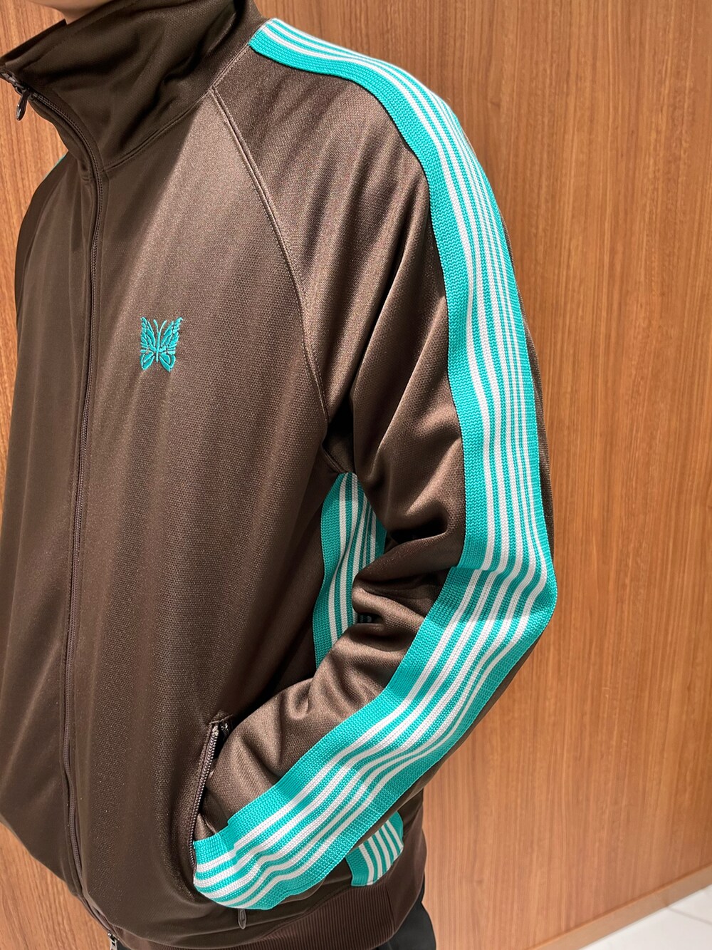 ブラック系のスラックス、グレー系のスラックス、ブラウン系のスラックスを着用したメンズの春コーディネートの2枚目の写真