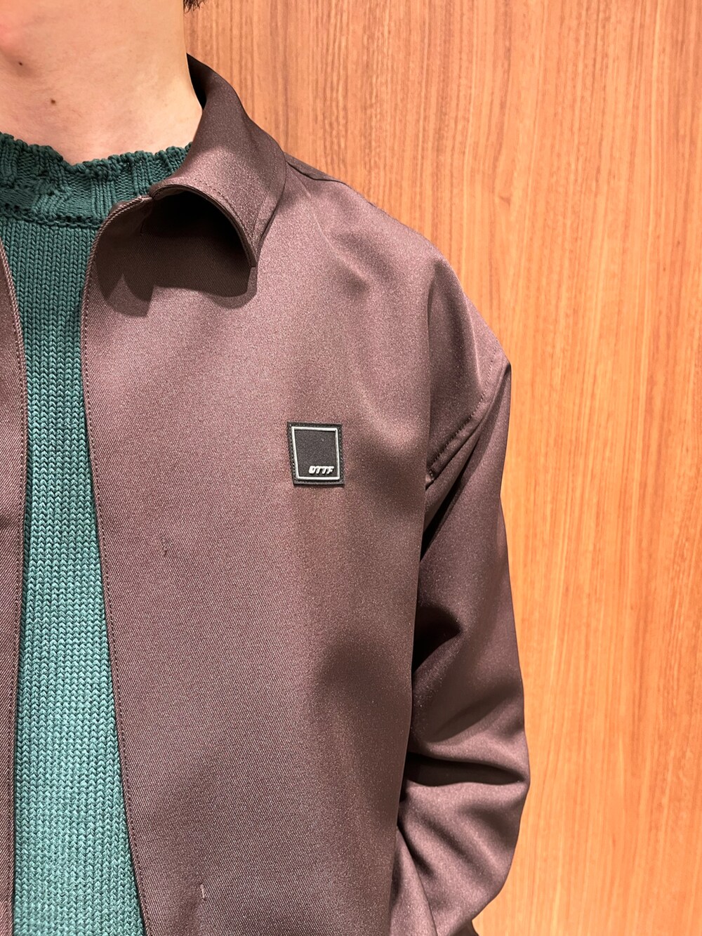 ブラウン系のブルゾン、ブラック系のブルゾン、グレー系のブルゾンを着用したメンズの春コーディネートの2枚目の写真