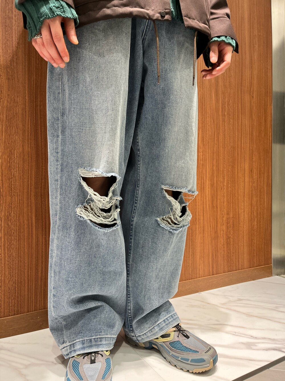 ブラウン系のブルゾン、ブラック系のブルゾン、グレー系のブルゾンを着用したメンズの春コーディネートの2枚目の写真