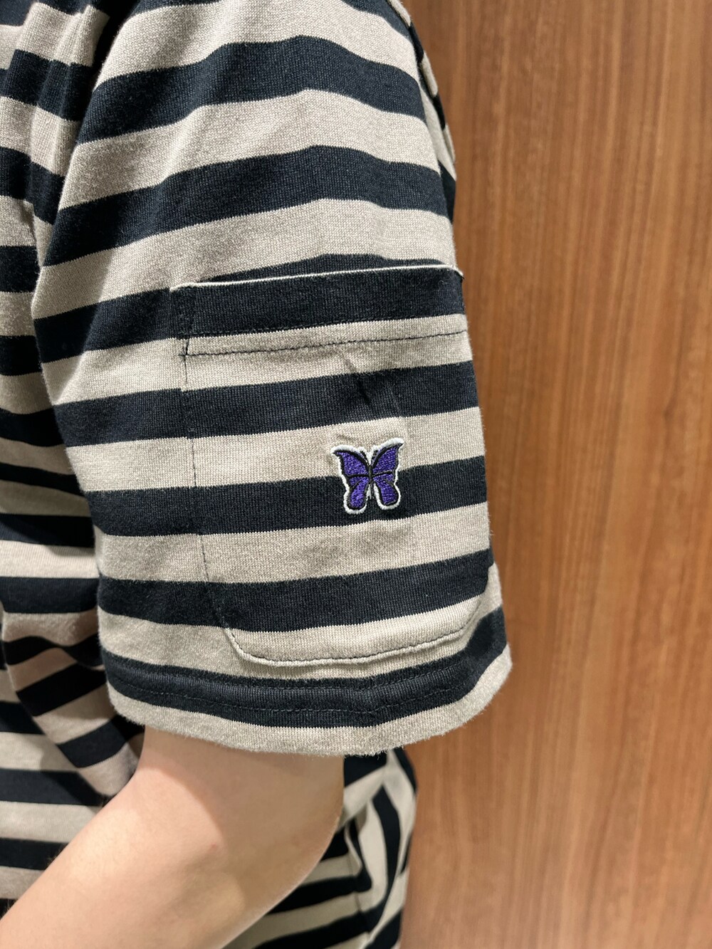 ホワイト系のタンクトップ、ブラック系のタンクトップ、ブルー系のデニムパンツを着用したメンズの春コーディネートの2枚目の写真