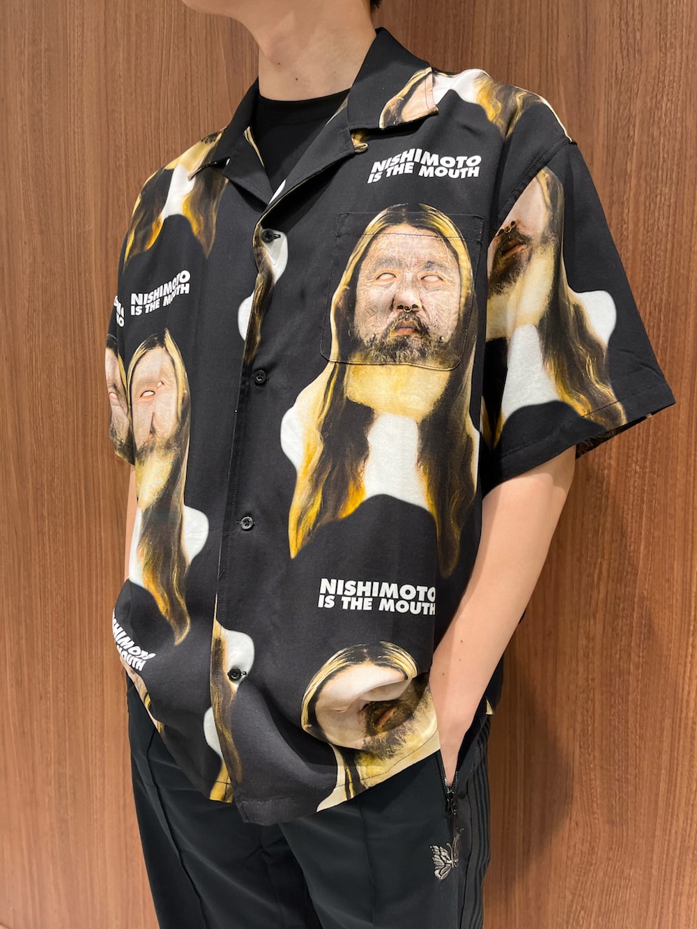 ブラック系のサンダルを着用したメンズの夏コーディネートの2枚目の写真