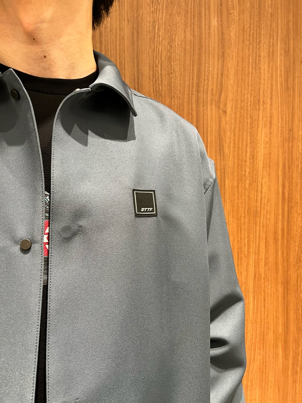 グレー系のブルゾン、ブラック系のブルゾン、ブラウン系のブルゾンを着用したメンズの春コーディネートの2枚目の写真