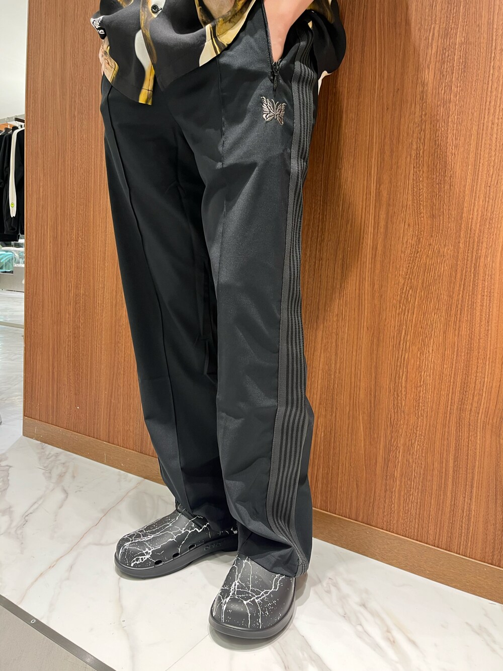 ブラック系のサンダルを着用したメンズの夏コーディネートの4枚目の写真