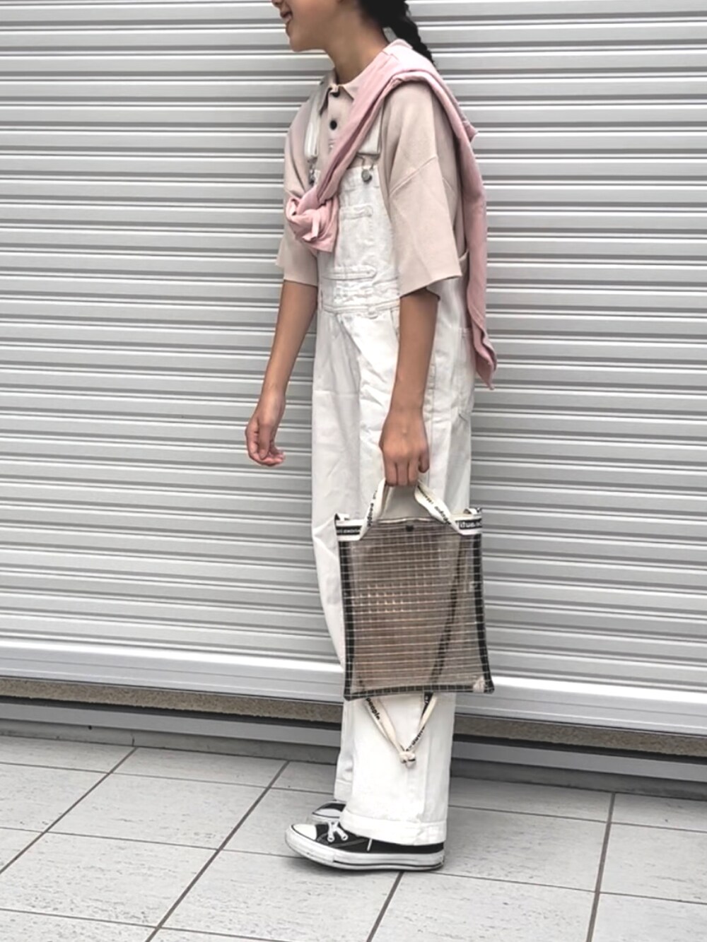 ホワイト系のニット/セーター、ベージュ系のサロペット/オーバーオール、ピンク系のTシャツ/カットソーを着用したキッズの春コーディネートの2枚目の写真