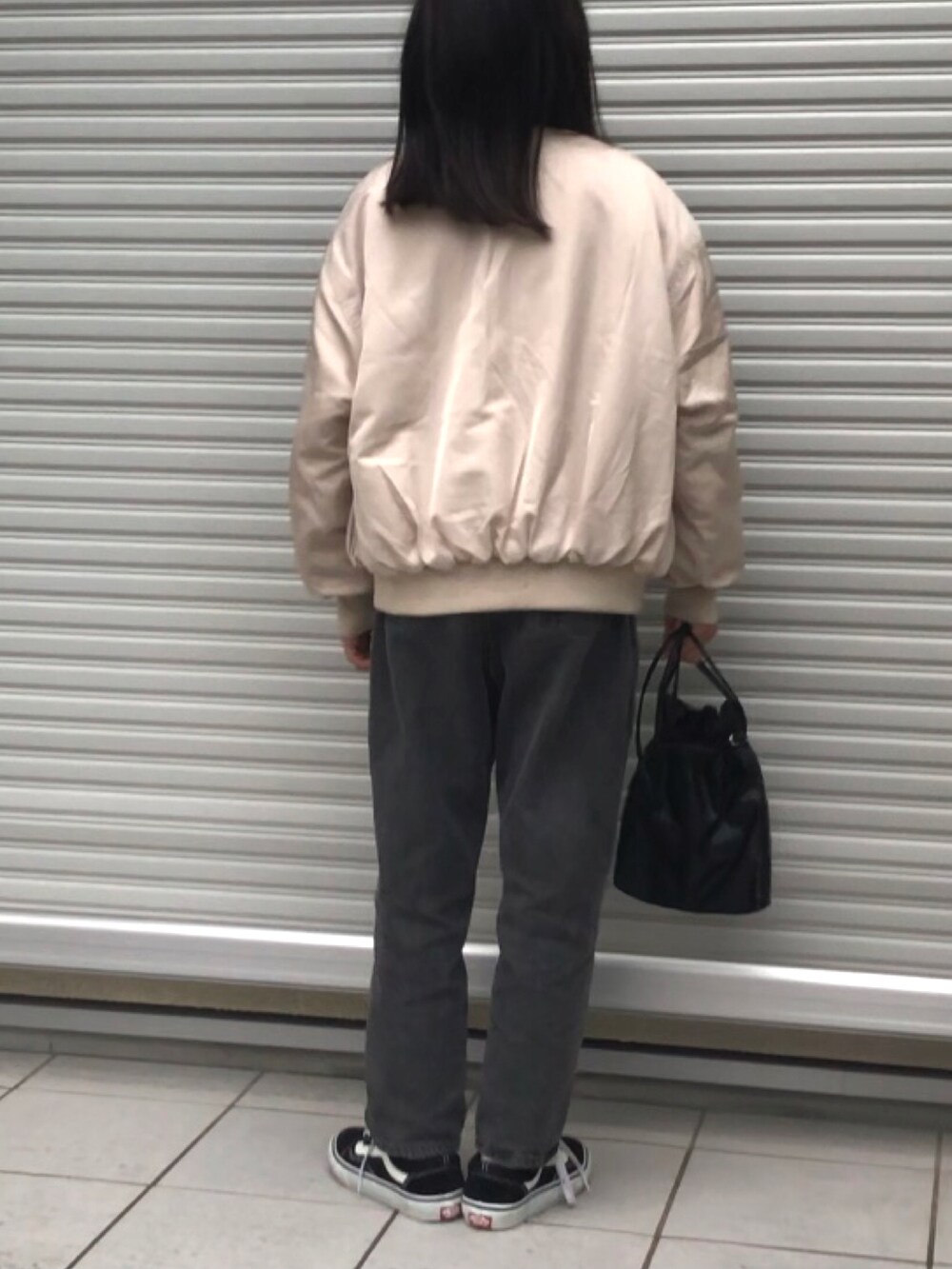 「スニーカー、ニット、アウター、カジュアル、MA-1、ストリート、ケーブルニット、大人カジュアル、小学生コーデ、黒デニム」｜「pairmanonの【ママとおそろい】 ユニセックスケーブルニット長袖プルオーバー（ニット/セーター、ホワイト系）」を使った、yuuunaさん（キッズ・142cm）の秋コーディネートの2枚目の写真