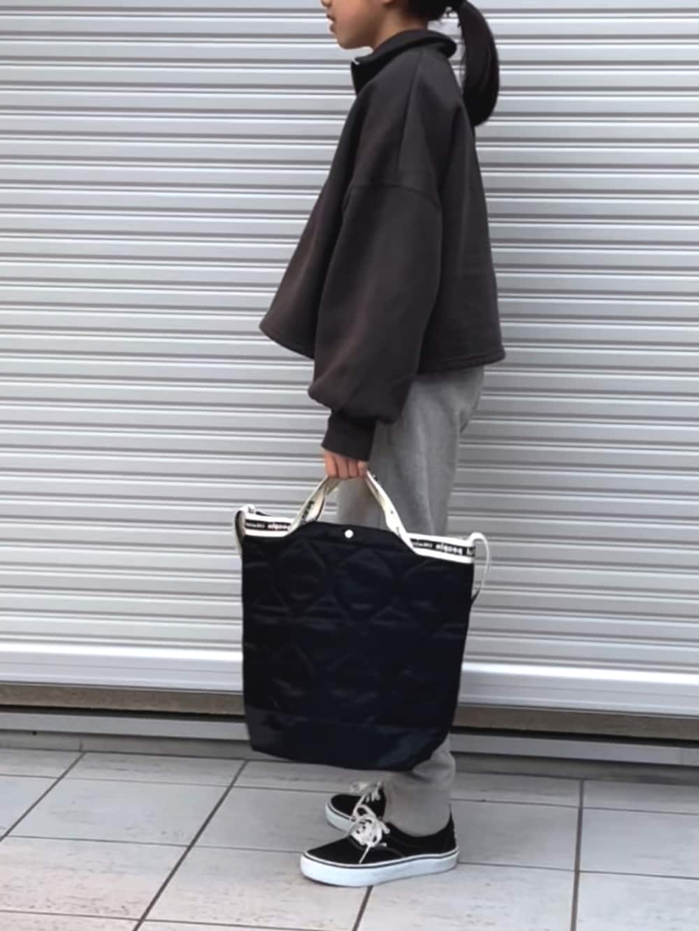 ブラック系のスウェット、ホワイト系のTシャツ/カットソー、グレー系のスウェットパンツを着用したキッズの冬コーディネートの3枚目の写真