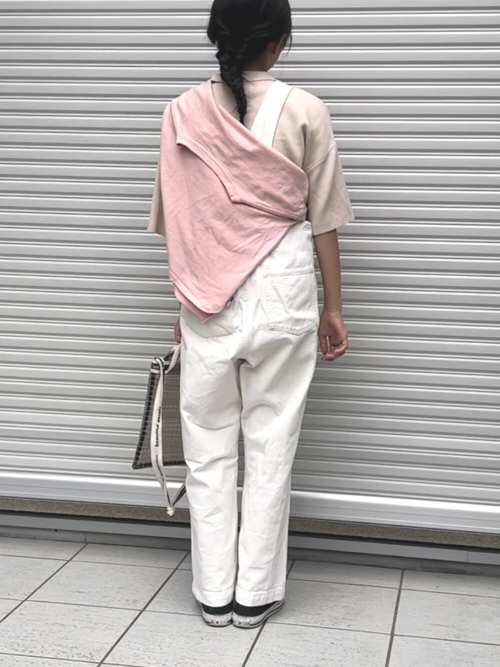 ホワイト系のニット/セーター、ベージュ系のサロペット/オーバーオール、ピンク系のTシャツ/カットソーを着用したキッズの春コーディネートの3枚目の写真