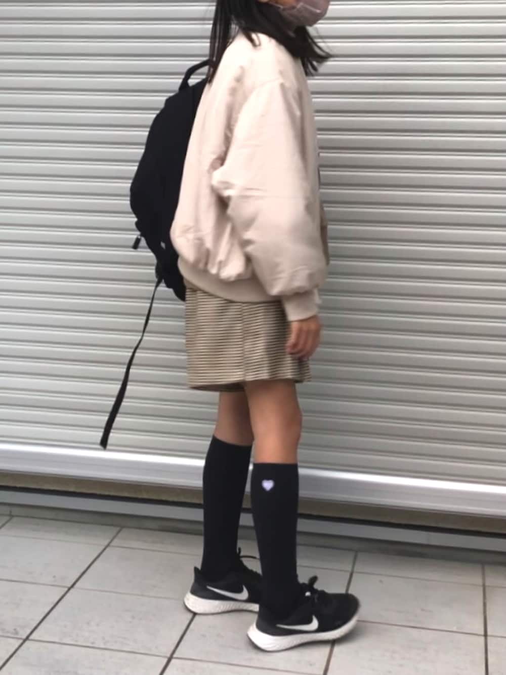 「チェック、スニーカー、アウター、カジュアル、リュック、MA-1、小学生、ジュニア、白アウター、小学校コーデ」｜「LOVETOXICのリバーシブルMA1（ブルゾン、ベージュ系）」を使った、yuuunaさん（キッズ・142cm）の秋コーディネートの3枚目の写真