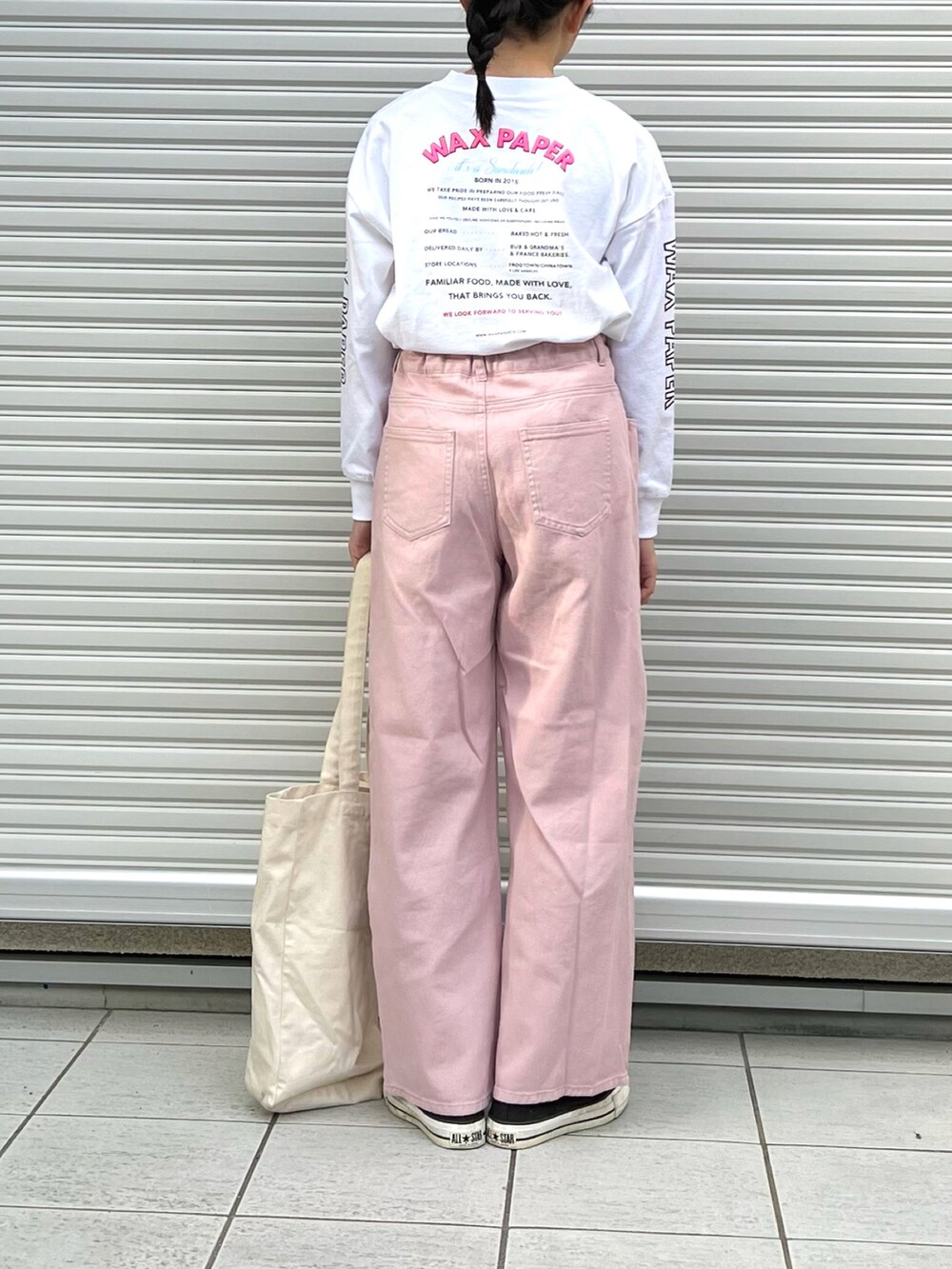 ホワイト系のTシャツ/カットソー、ピンク系のその他パンツ、ブラック系のスニーカーを着用したキッズの冬コーディネートの2枚目の写真