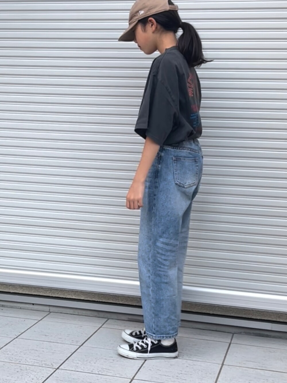 グレー系のTシャツ/カットソー、ブルー系のデニムパンツ、ブラック系のスニーカーを着用したキッズの春コーディネートの2枚目の写真