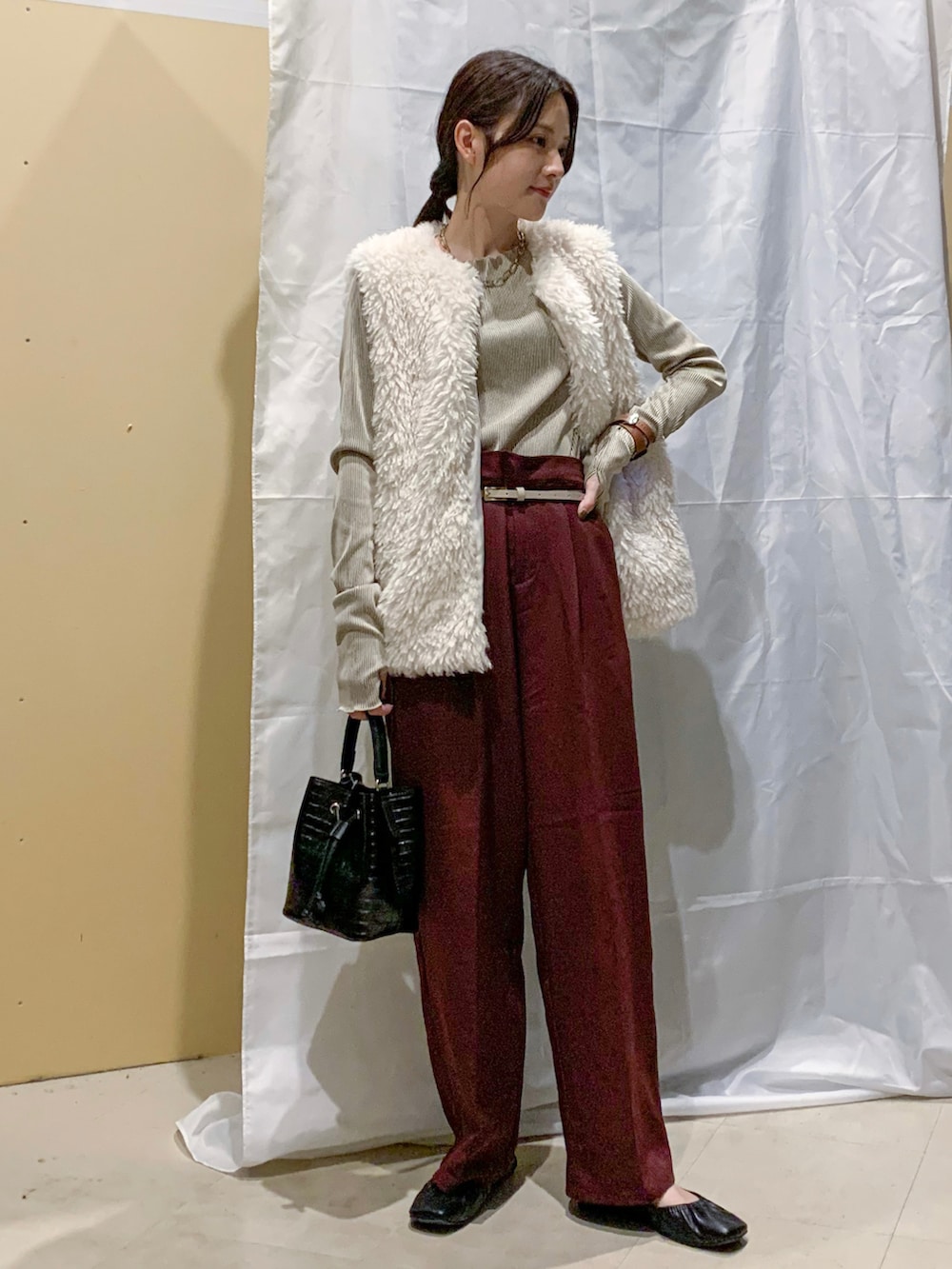 ベージュ系のTシャツ/カットソー、その他のショルダーバッグ、レッド系のその他パンツを着用したレディースの秋コーディネートの5枚目の写真