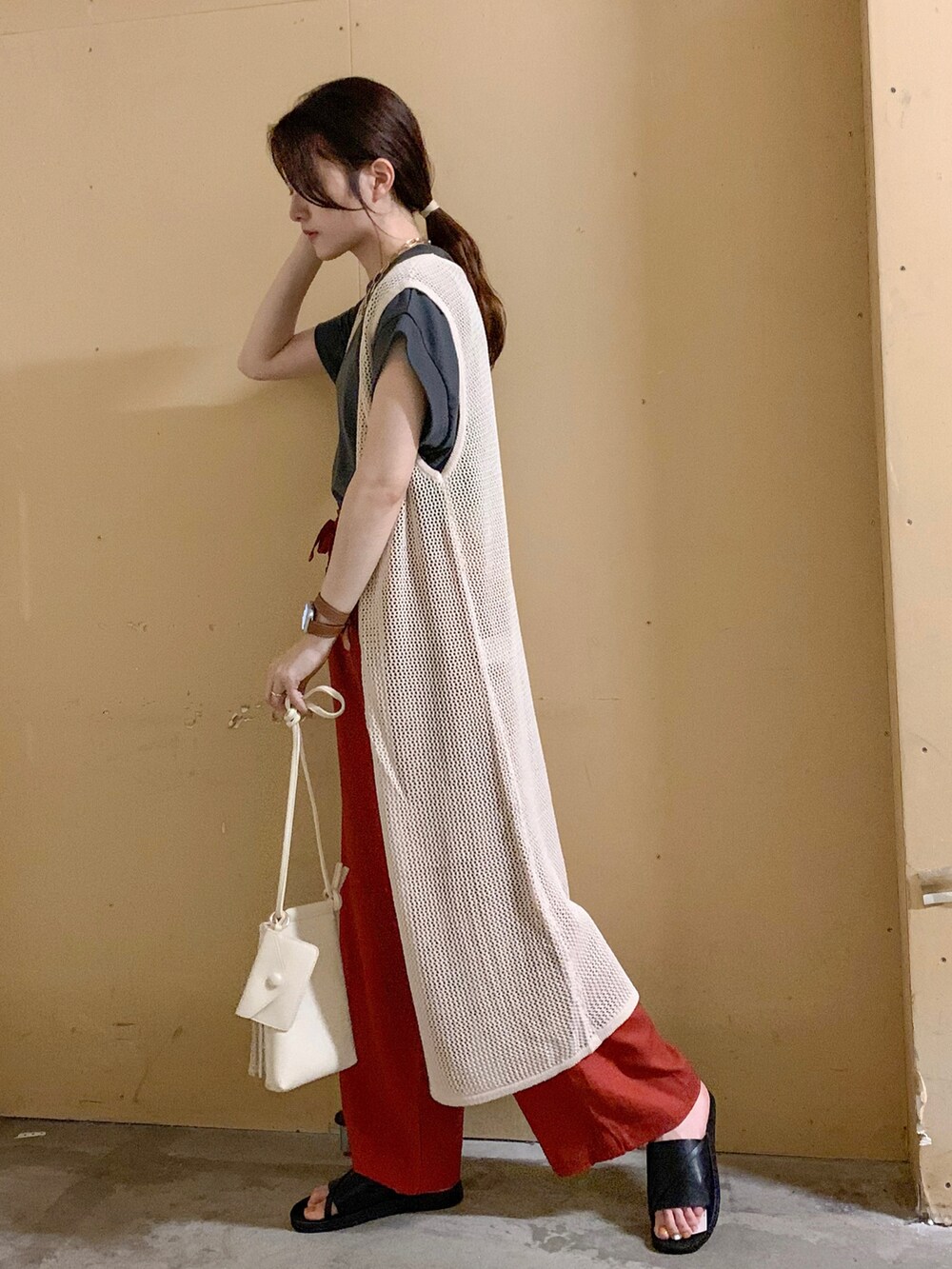グレー系のTシャツ/カットソー、ブラウン系のその他パンツ、ホワイト系のサンダルを着用したレディースの夏コーディネートの2枚目の写真