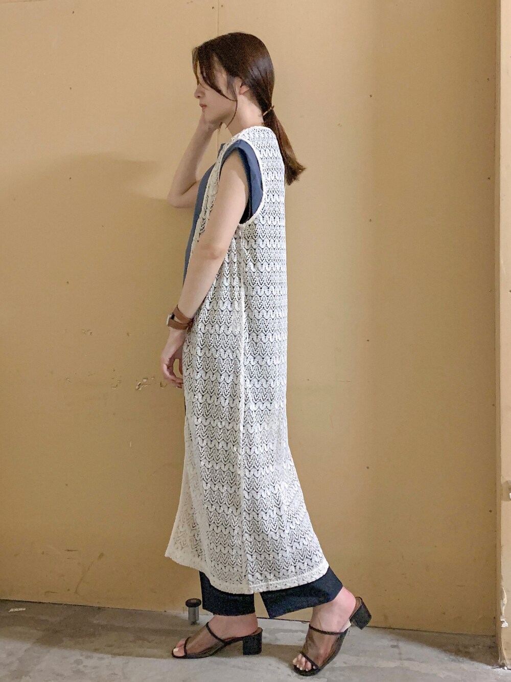 イエロー系のその他パンツ、ブラック系のサンダル、ホワイト系のベストを着用したレディースの夏コーディネートの3枚目の写真