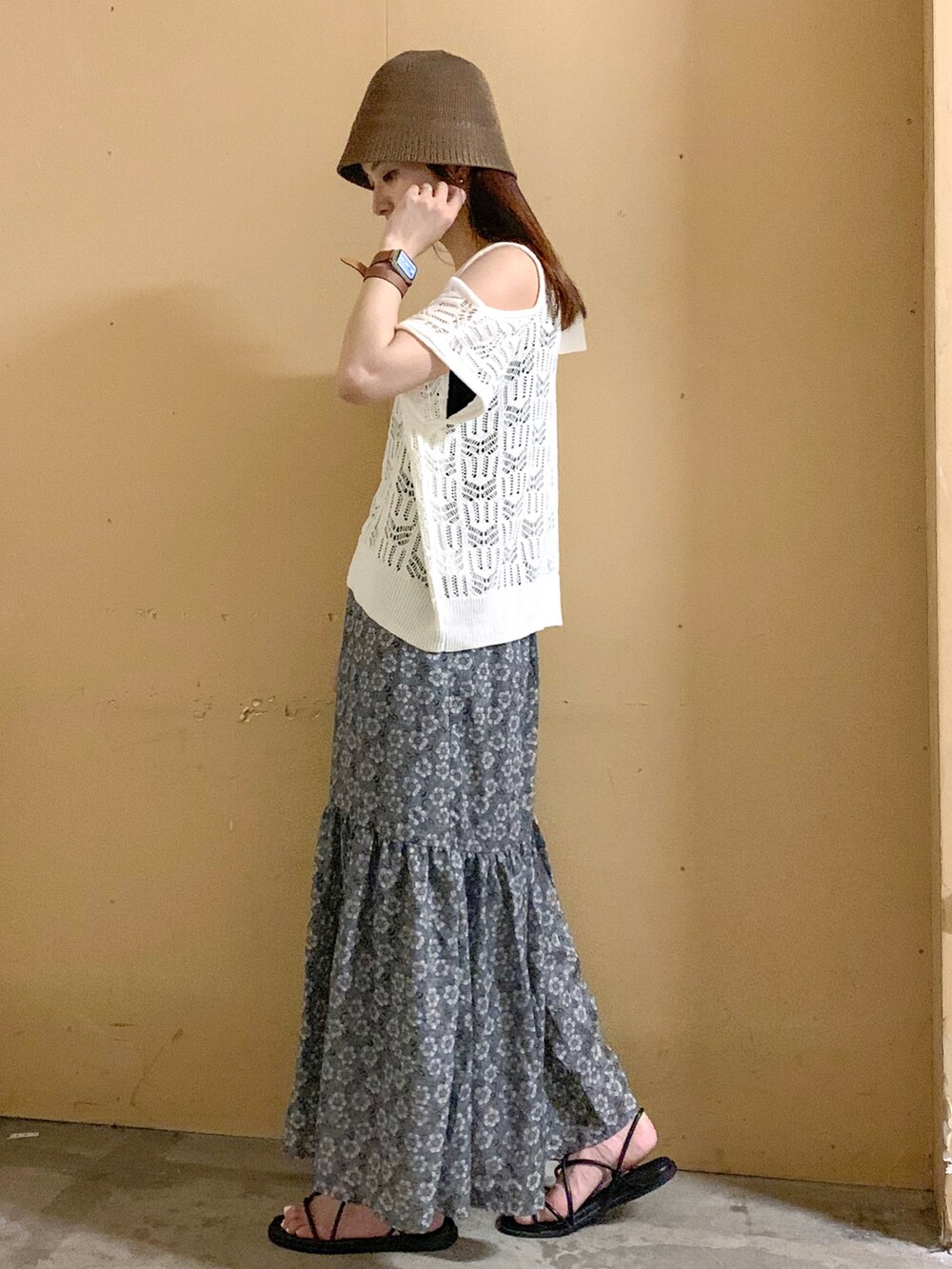 ベージュ系のベスト、グレー系のスカート、ホワイト系の音楽/本・雑誌を着用したレディースの夏コーディネートの3枚目の写真