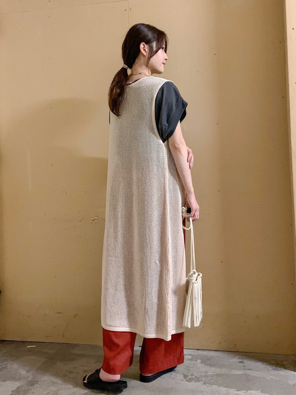 グレー系のTシャツ/カットソー、ブラウン系のその他パンツ、ホワイト系のサンダルを着用したレディースの夏コーディネートの3枚目の写真