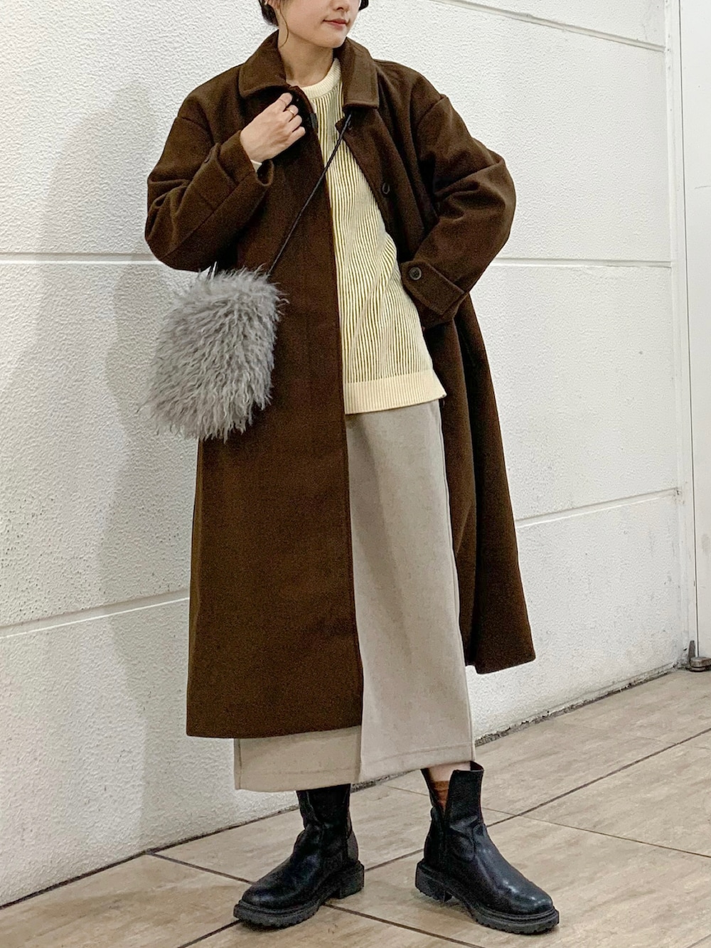 その他のニット/セーター、ブラウン系のステンカラーコート、ホワイト系のショルダーバッグを着用したレディースの秋コーディネートの5枚目の写真