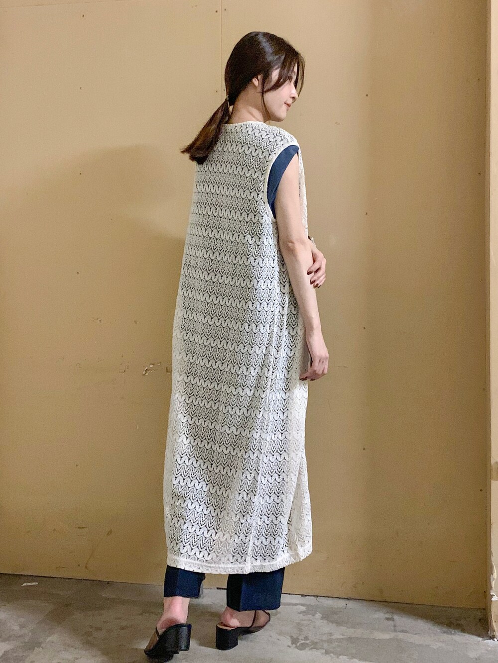 イエロー系のその他パンツ、ブラック系のサンダル、ホワイト系のベストを着用したレディースの夏コーディネートの2枚目の写真