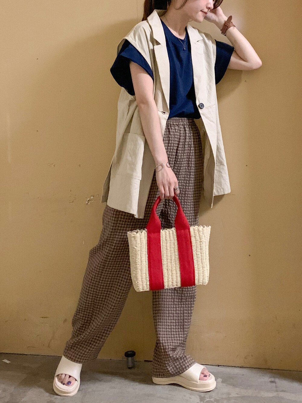 ブルー系のTシャツ/カットソー、レッド系のハンドバッグ、ホワイト系のサンダルを着用したレディースの夏コーディネートの2枚目の写真