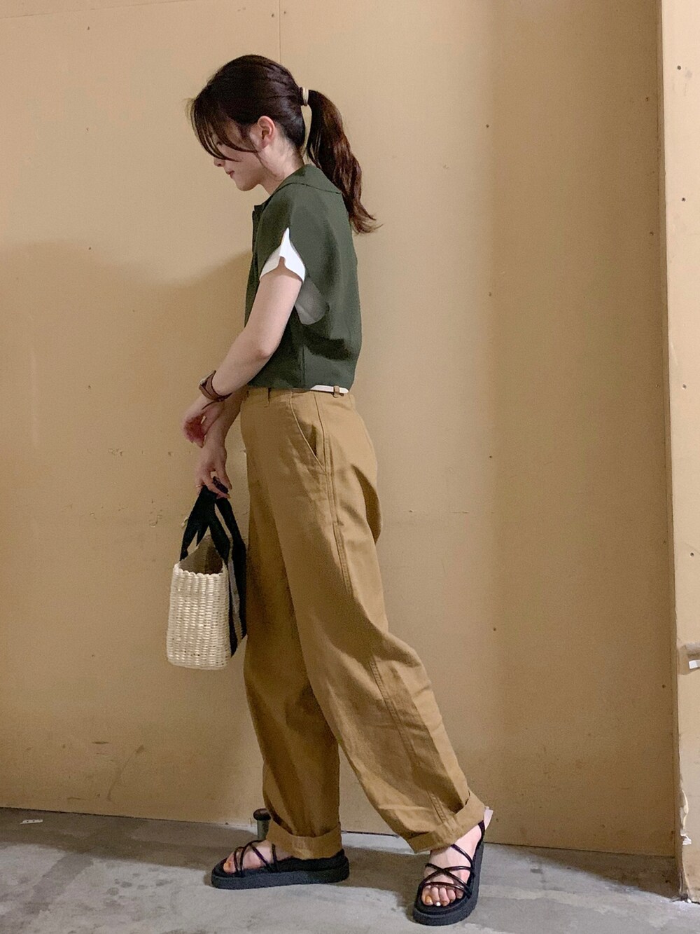 ブラック系のサンダル、ホワイト系のTシャツ/カットソー、イエロー系のその他パンツを着用したレディースの夏コーディネートの2枚目の写真