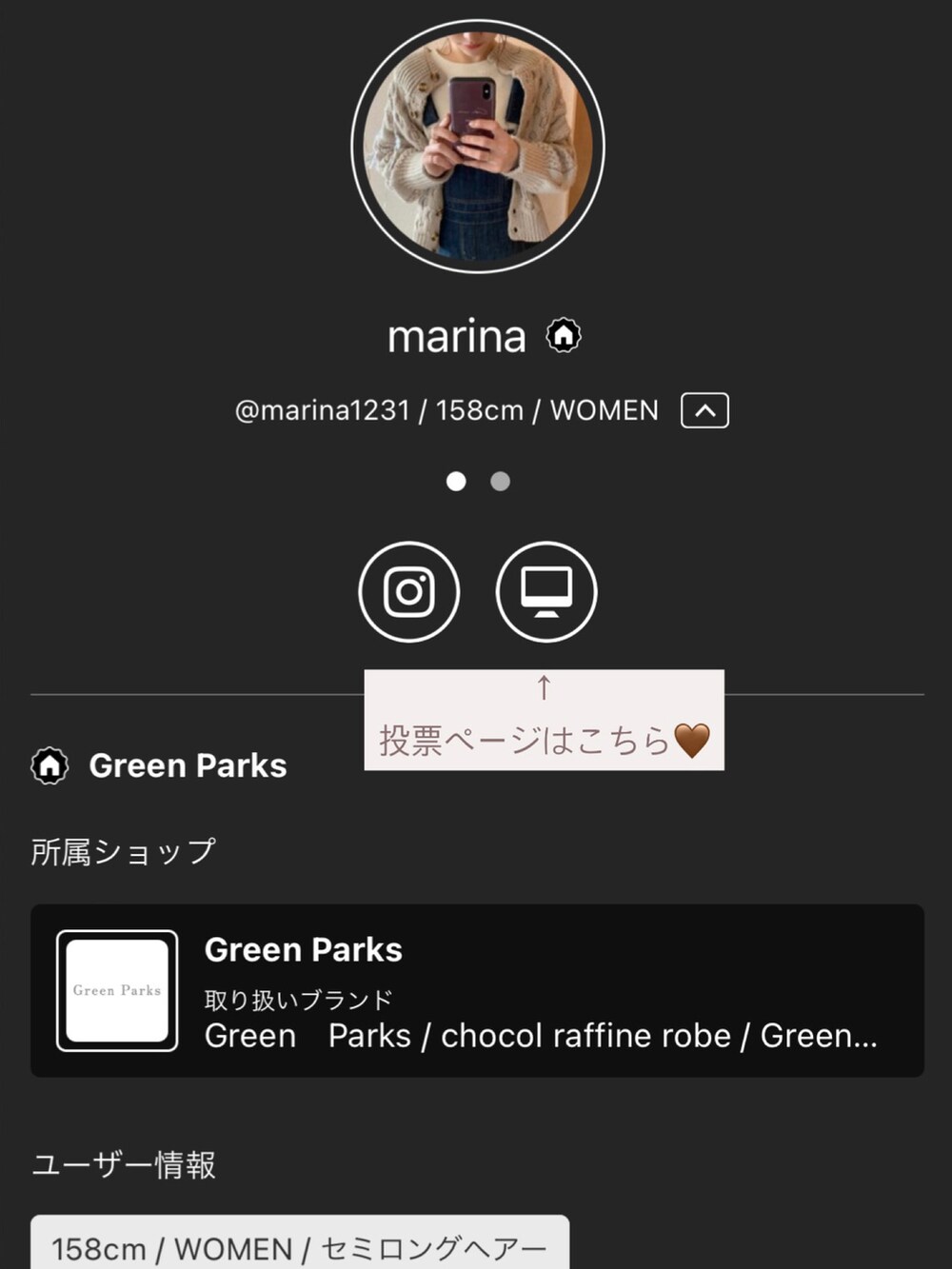 ブラック系のサンダル、ホワイト系のTシャツ/カットソー、イエロー系のその他パンツを着用したレディースの夏コーディネートの4枚目の写真