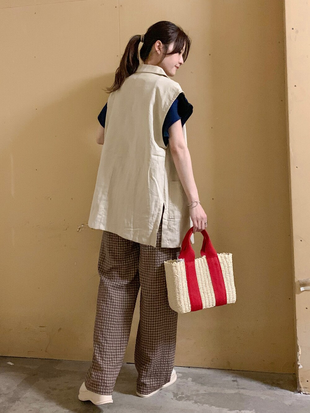 ブルー系のTシャツ/カットソー、レッド系のハンドバッグ、ホワイト系のサンダルを着用したレディースの夏コーディネートの4枚目の写真