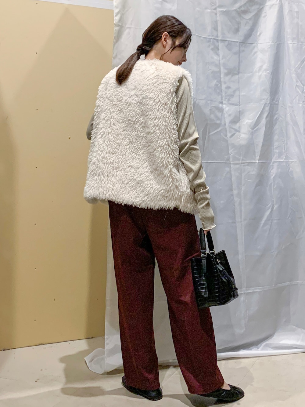 ベージュ系のTシャツ/カットソー、その他のショルダーバッグ、レッド系のその他パンツを着用したレディースの秋コーディネートの3枚目の写真