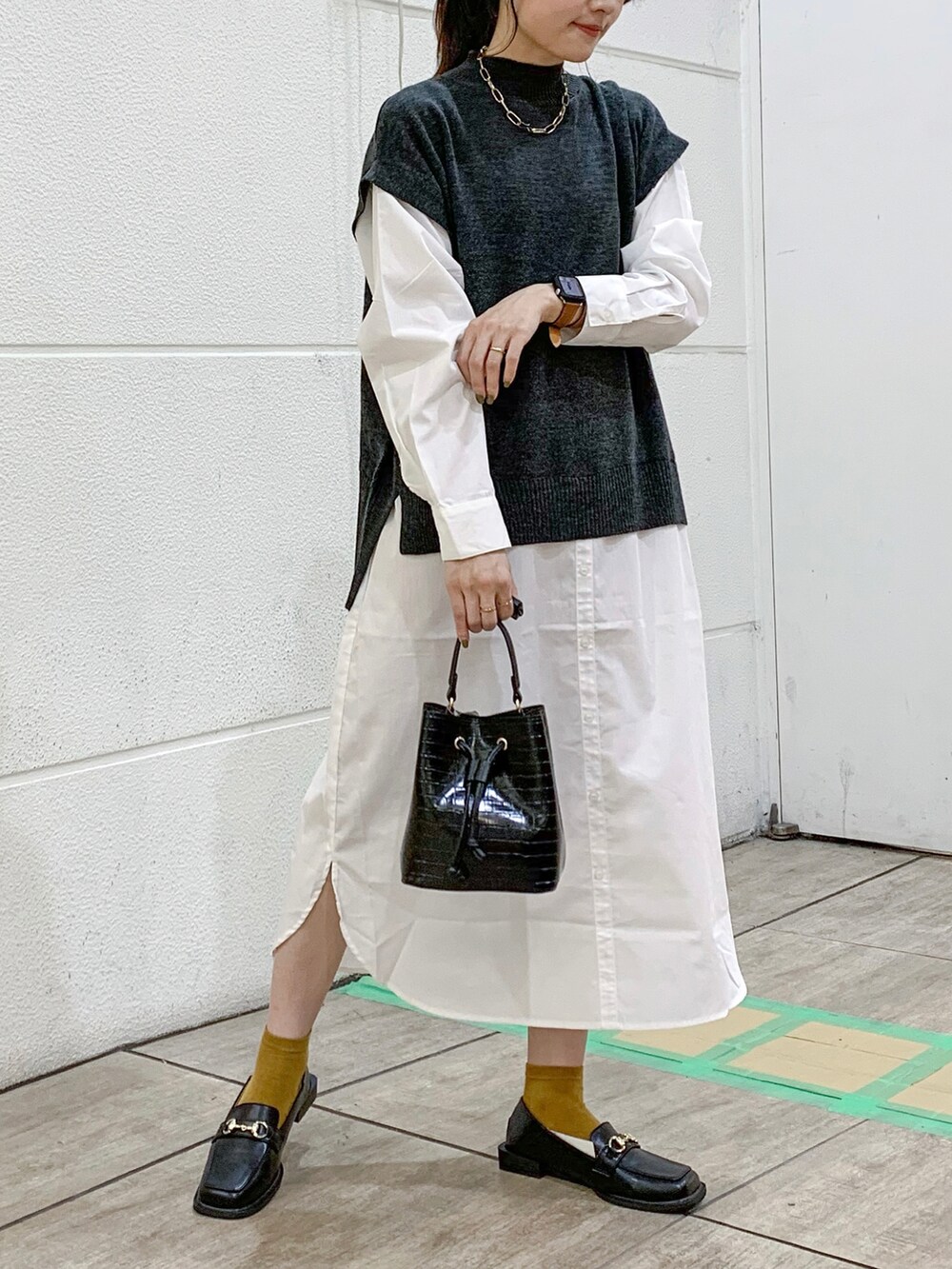 その他のショルダーバッグ、ブラック系のローファー、グレー系のワンピースを着用したレディースの秋コーディネートの5枚目の写真