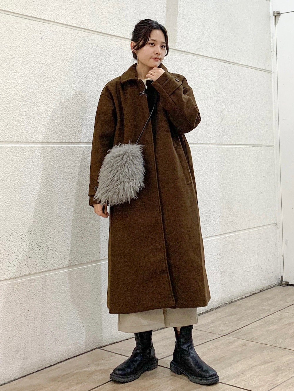 その他のニット/セーター、ブラウン系のステンカラーコート、ホワイト系のショルダーバッグを着用したレディースの秋コーディネートの4枚目の写真