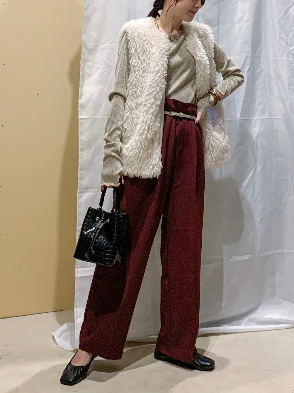 ベージュ系のTシャツ/カットソー、その他のショルダーバッグ、レッド系のその他パンツを着用したレディースの秋コーディネートの2枚目の写真