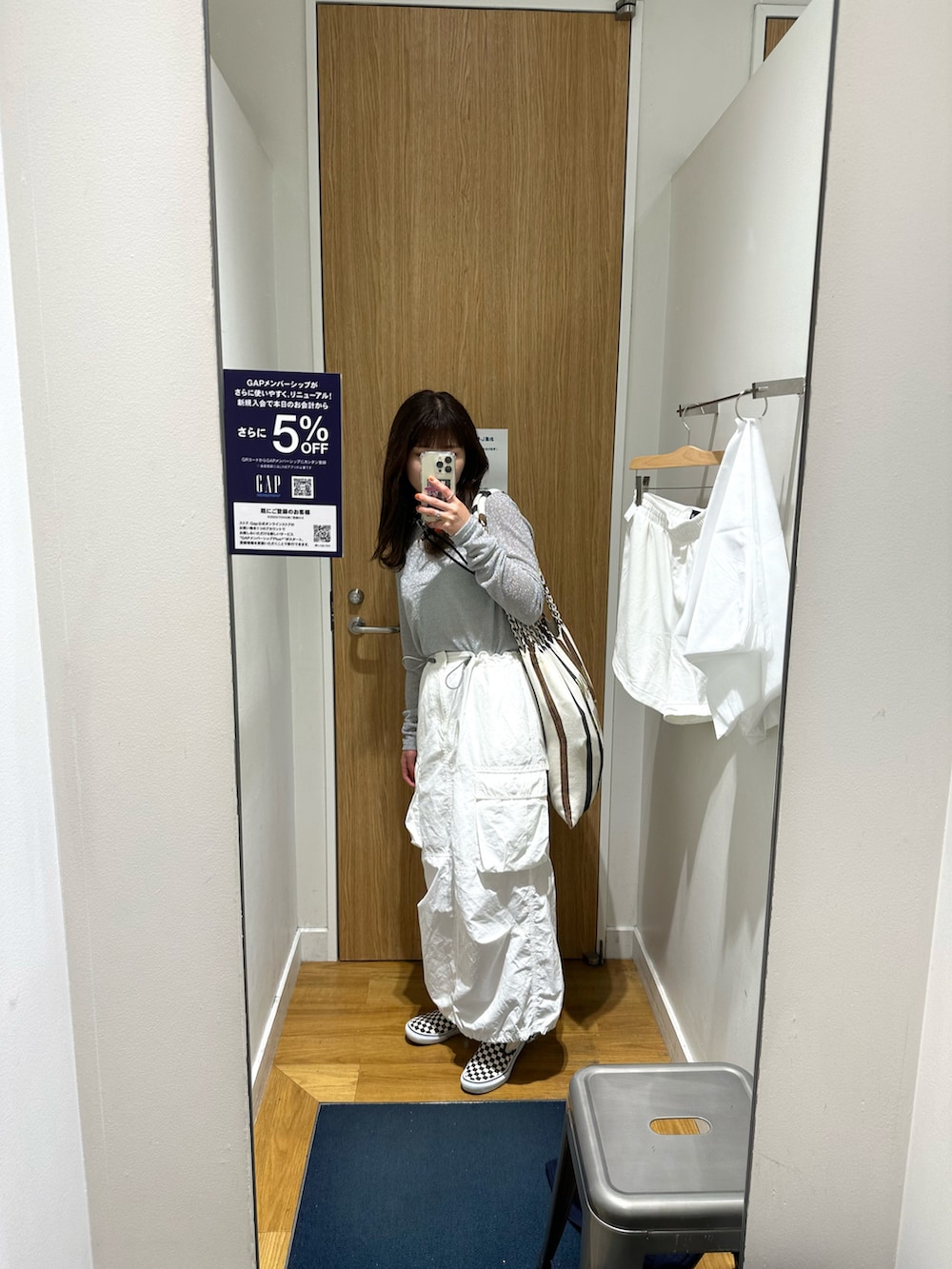 「きれいめカジュアル、大人かわいい、今日のコーデ、リラックススタイル、カーゴスカート、VANS、シルバー、スカート、夏ファッション、大人カジュアル」｜「VANSのVANS / CLASSIC SLIP-ON（スリッポン、その他）」を使った、Mさん（骨格ウェーブ・レディース・160cm）の春コーディネートの2枚目の写真