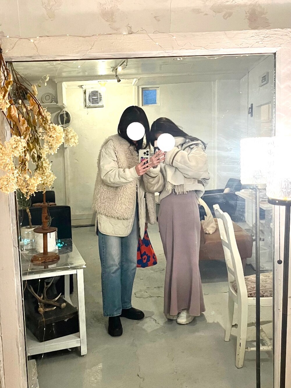 「新星WEARISTAにエントリー、シンプルコーデ、休日スタイル、大人女子、いいね、save、フォローお願いします🤑、デニム、ミスティック(mystic)、ブーツ、カスタネ、ローリーズスタイル_LOWRYS FARM、ファーベスト」｜「mysticのサイドゴアブーツ（ブーツ、ブラック系）」を使った、Mさん（骨格ウェーブ・レディース・160cm）の冬コーディネートの2枚目の写真