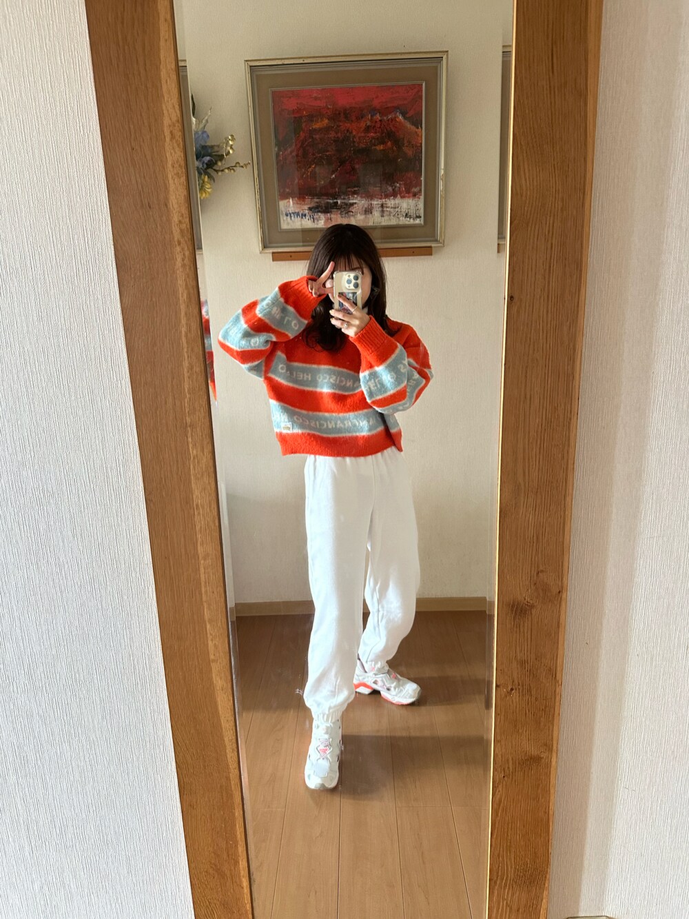 「大人カジュアル、骨格ウェーブ、オトナカジュアル、スウェットパンツ、ホワイトコーデ、ワントーンコーデ、大人かわいい、リーボック(Reebok)、チャオパニックティピー(CIAOPANIC TYPY)、スウェットコーデ、ユニクロ、おしゃれさんと繋がりたい、ラフ、いいね、save、フォローお願いします🤑」｜「Reebokのインスタポンプ フューリー  95 / Instapump Fury 95 / リーボック（メンズ/レディース）（スニーカー、ホワイト系）」を使った、Mさん（骨格ウェーブ・レディース・160cm）の冬コーディネートの2枚目の写真