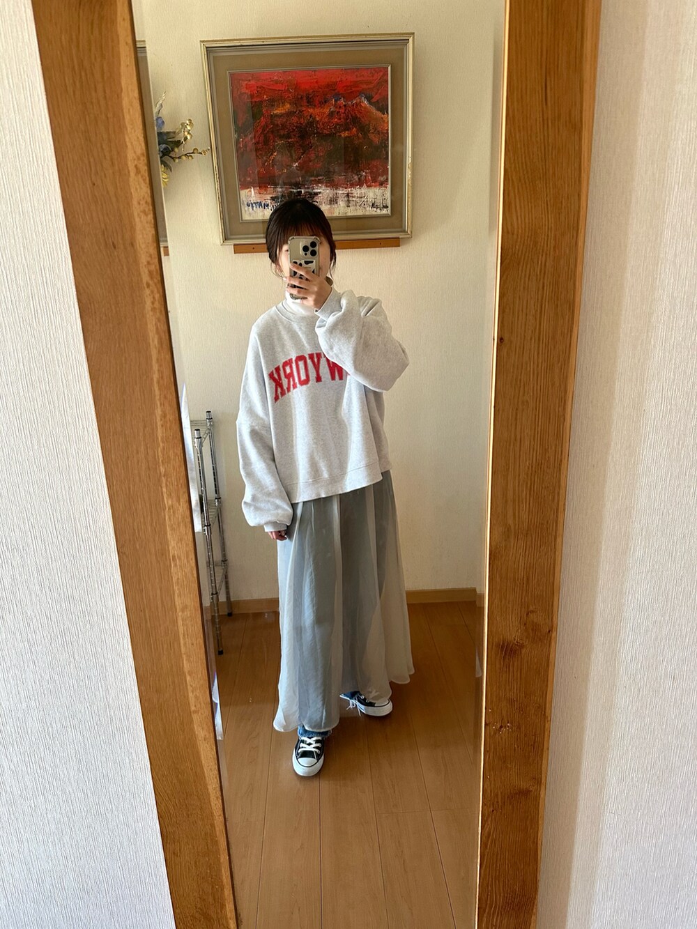 「今日のコーデ、カジュアルコーデ、春、オトナ女子、オトナカジュアル、お洒落さんとつながりたい、モコモコアウター、ワンピース、シースルーワンピース、ファーベスト、春服、コンバース」｜「CONVERSEのCONVERSE コンバース ALL STAR OX オールスター オックス　（スニーカー、ブラック系）」を使った、Mさん（骨格ウェーブ・レディース・160cm）の春コーディネートの2枚目の写真