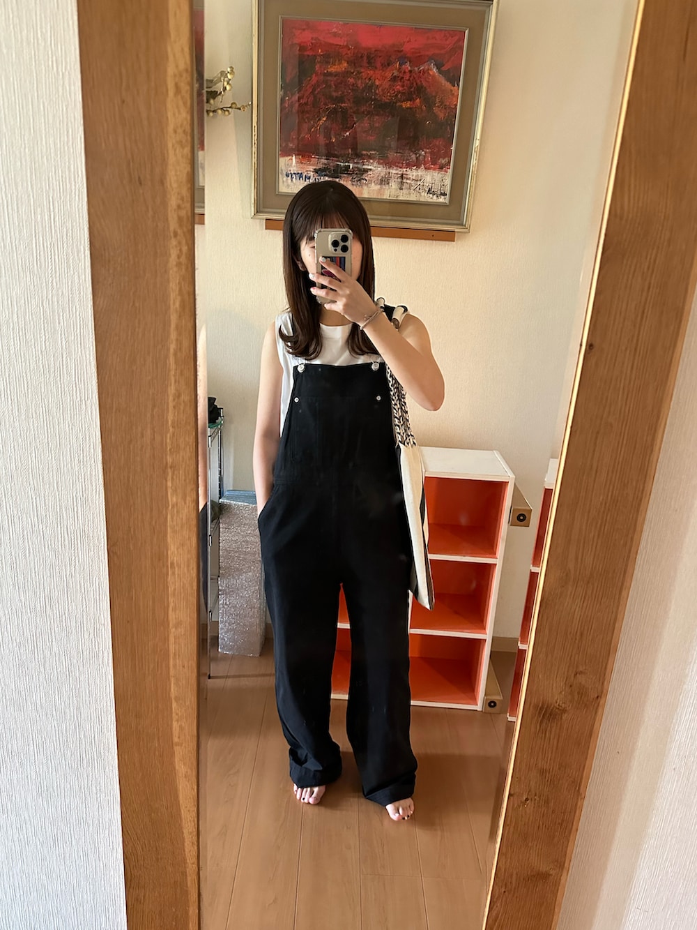 「夏コーデ、大人カジュアル、ラフコーデ、みんなの白Tフェス、サロペット、オトナ女子、サンダル、夏トップス、デニム、モノトーン、おしゃれさんと繋がりたい、トートバッグ」｜「Chillfarのサロペットオーバーオール（サロペット/オーバーオール、ブラック系）」を使った、Mさん（骨格ウェーブ・レディース・160cm）の夏コーディネートの2枚目の写真