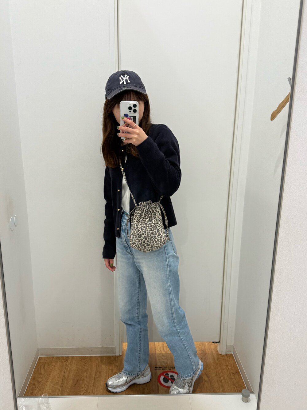 「シンプルスタイル、モノトーンコーデ、デニム、キャップ、ナイキスニーカー、カーディガン、パンツスタイル」｜「NIKEの＜NIKE＞ウィメンズ ZOOM VOMERO 5/スニーカー（スニーカー、シルバー系）」を使った、Mさん（レディース・160cm）の冬コーディネートの2枚目の写真
