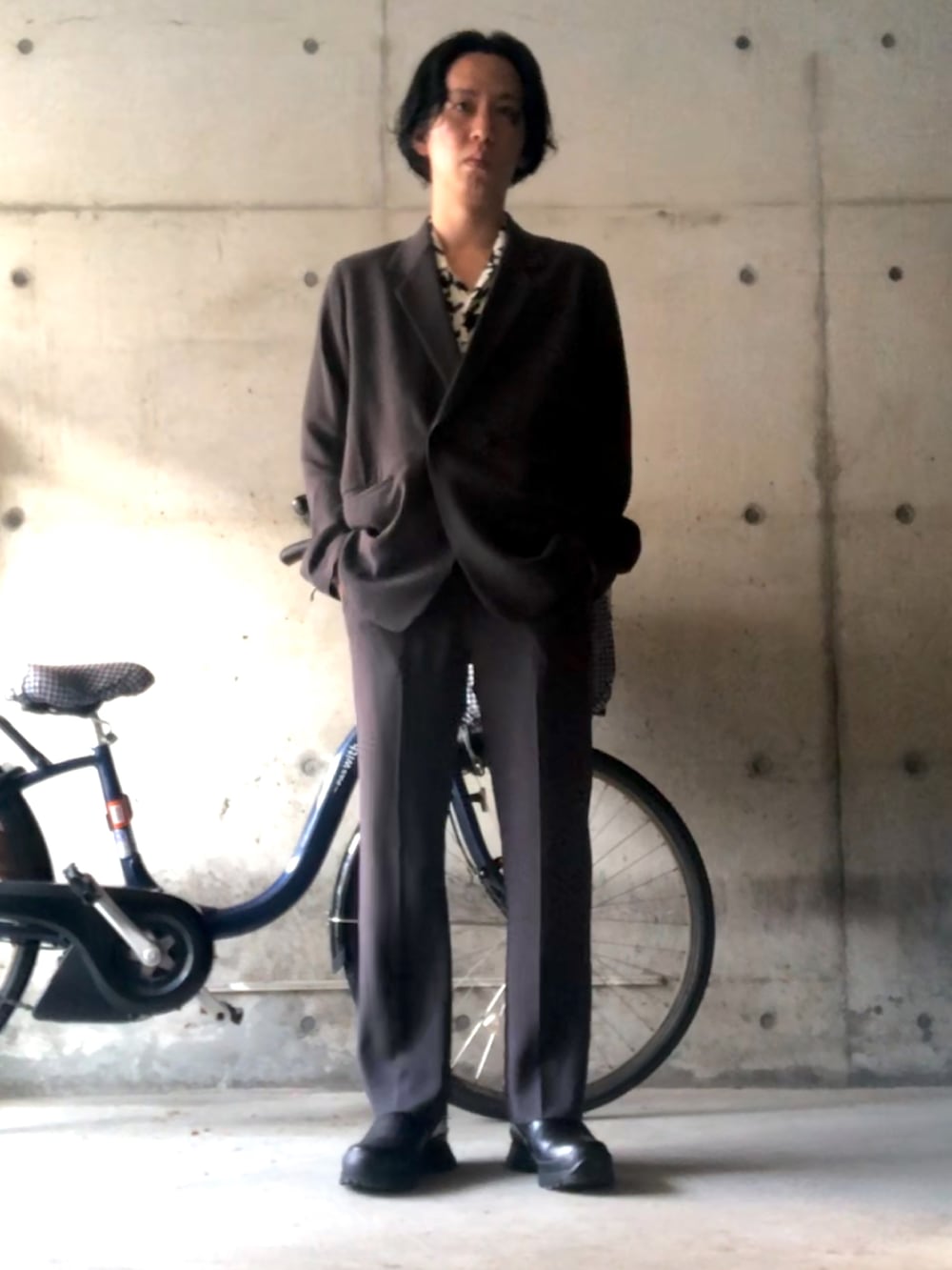 グレー系のスーツセット、ホワイト系のシャツ/ブラウス、ブラック系のブーツを着用したメンズの春コーディネートの2枚目の写真