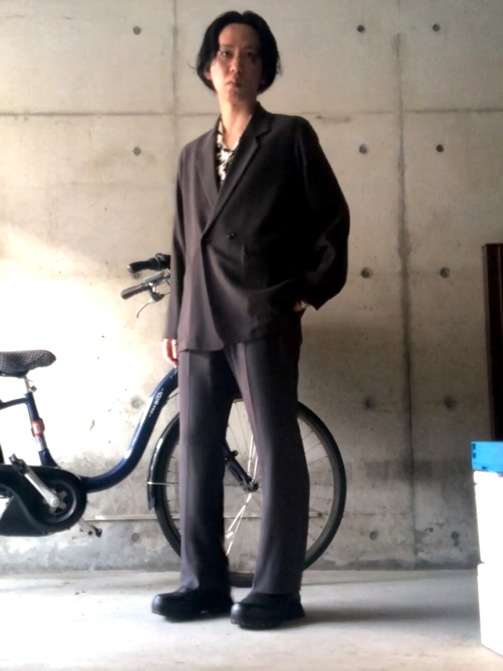 グレー系のスーツセット、ホワイト系のシャツ/ブラウス、ブラック系のブーツを着用したメンズの春コーディネートの4枚目の写真