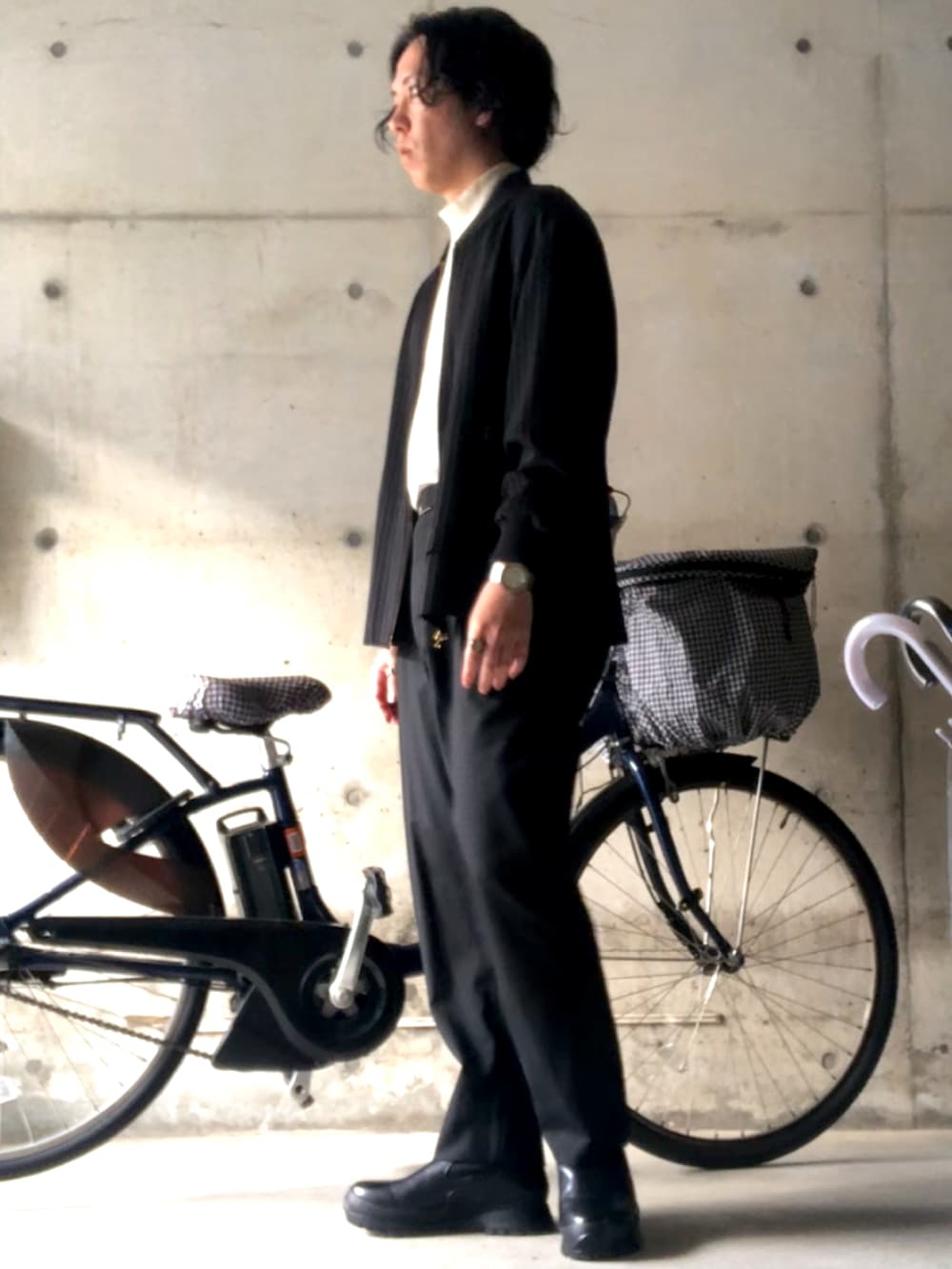 ブラック系のスラックス、ホワイト系のTシャツ/カットソー、ブラック系のMA-1を着用したメンズの春コーディネートの2枚目の写真