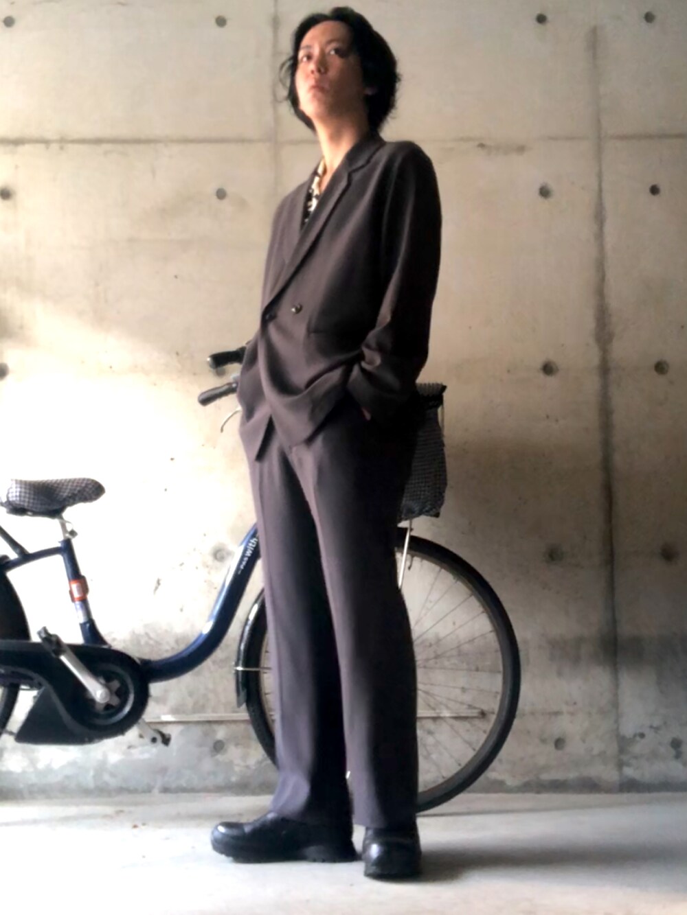 グレー系のスーツセット、ホワイト系のシャツ/ブラウス、ブラック系のブーツを着用したメンズの春コーディネートの3枚目の写真