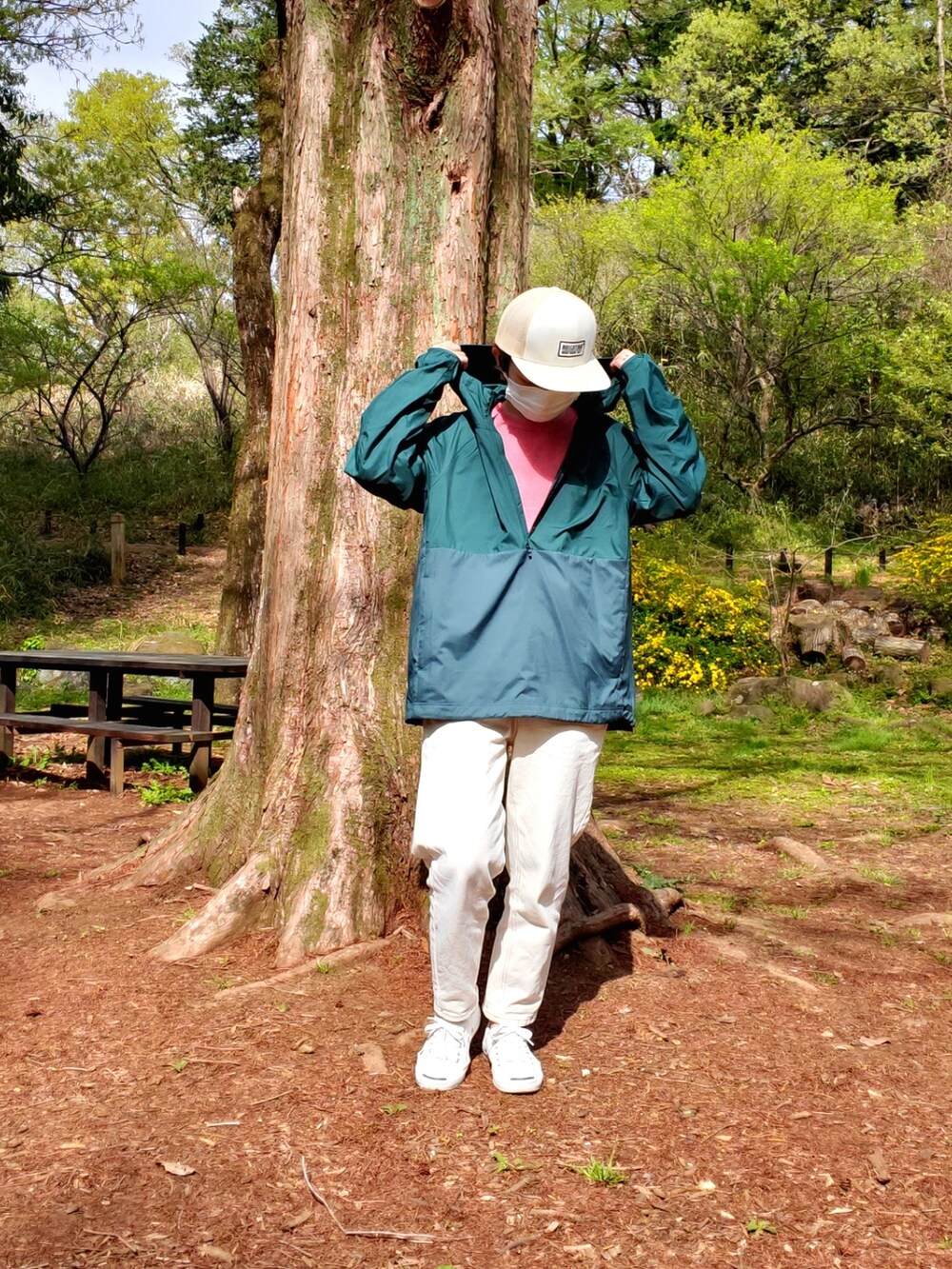 ホワイト系のスニーカー、ホワイト系のデニムパンツを着用したレディースの春コーディネートの2枚目の写真