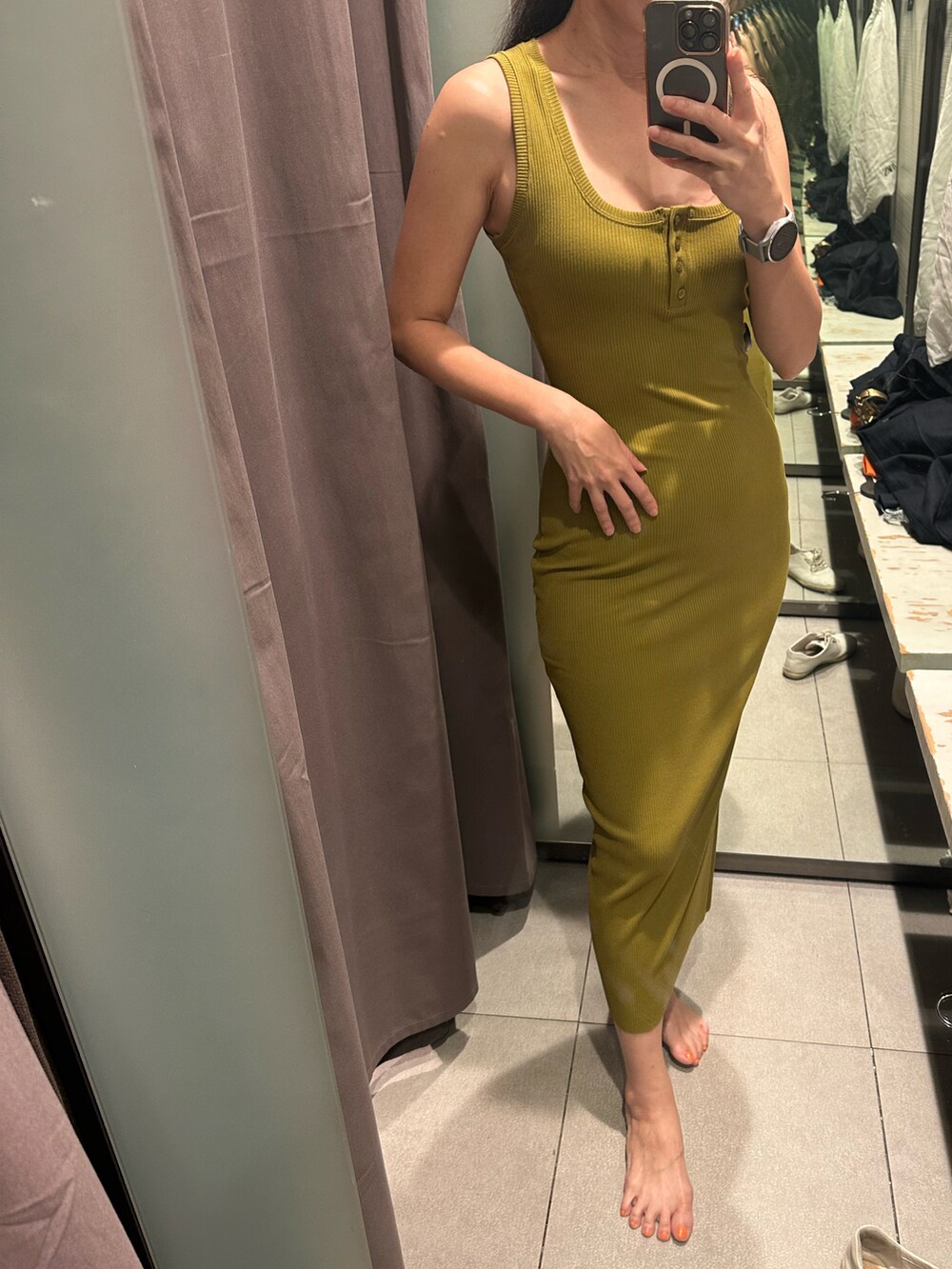 グリーン系のワンピース/ドレスを着用したレディースの春コーディネートの2枚目の写真