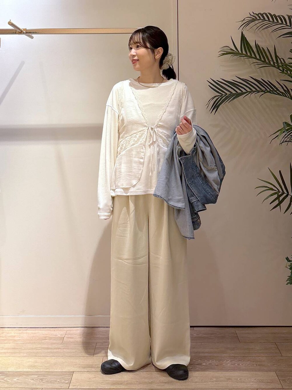ホワイト系のTシャツ/カットソー、ブルー系のシャツ/ブラウス、ホワイト系のベストを着用したレディースの春コーディネートの3枚目の写真
