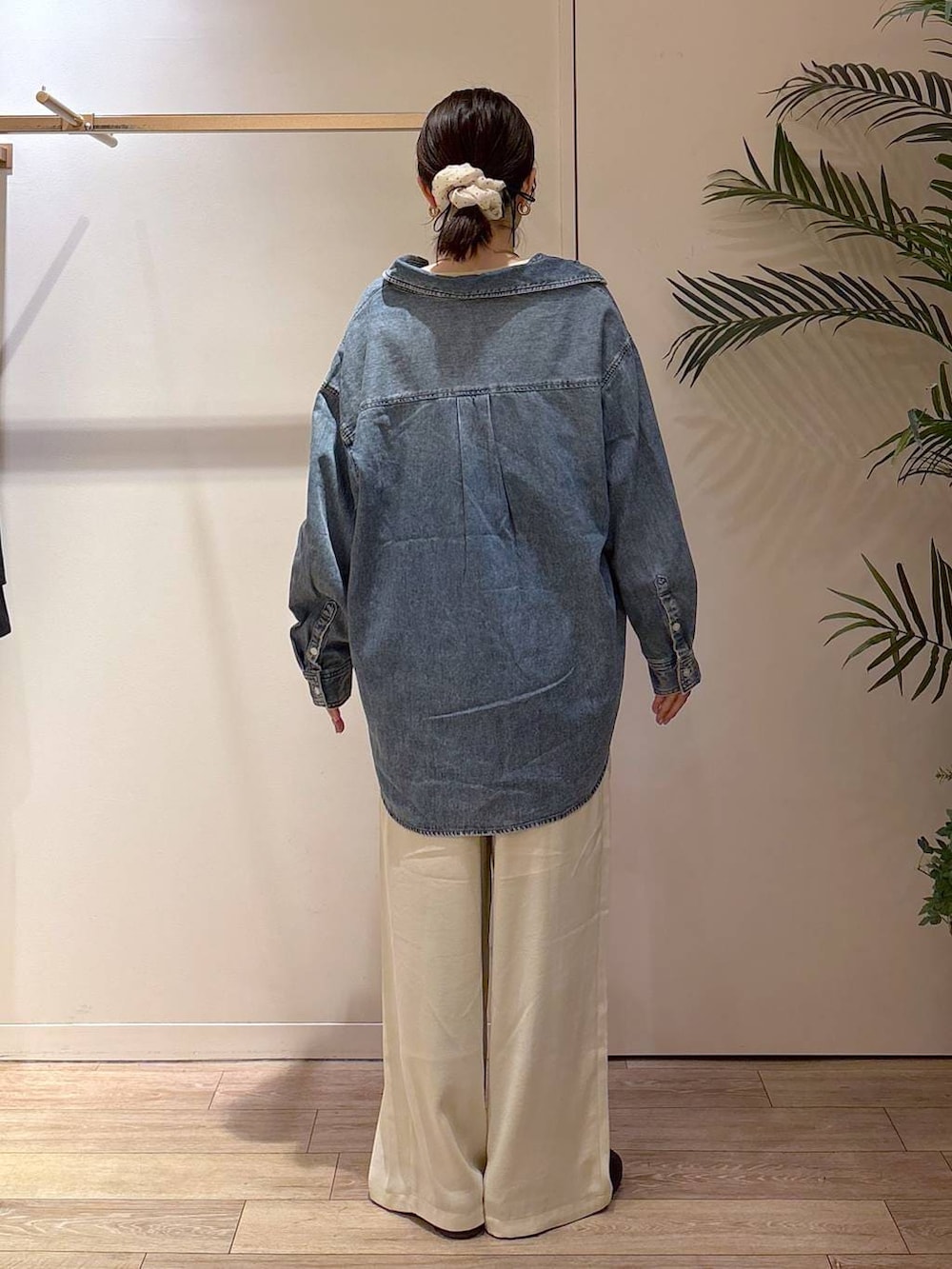 ホワイト系のTシャツ/カットソー、ブルー系のシャツ/ブラウス、ホワイト系のベストを着用したレディースの春コーディネートの5枚目の写真