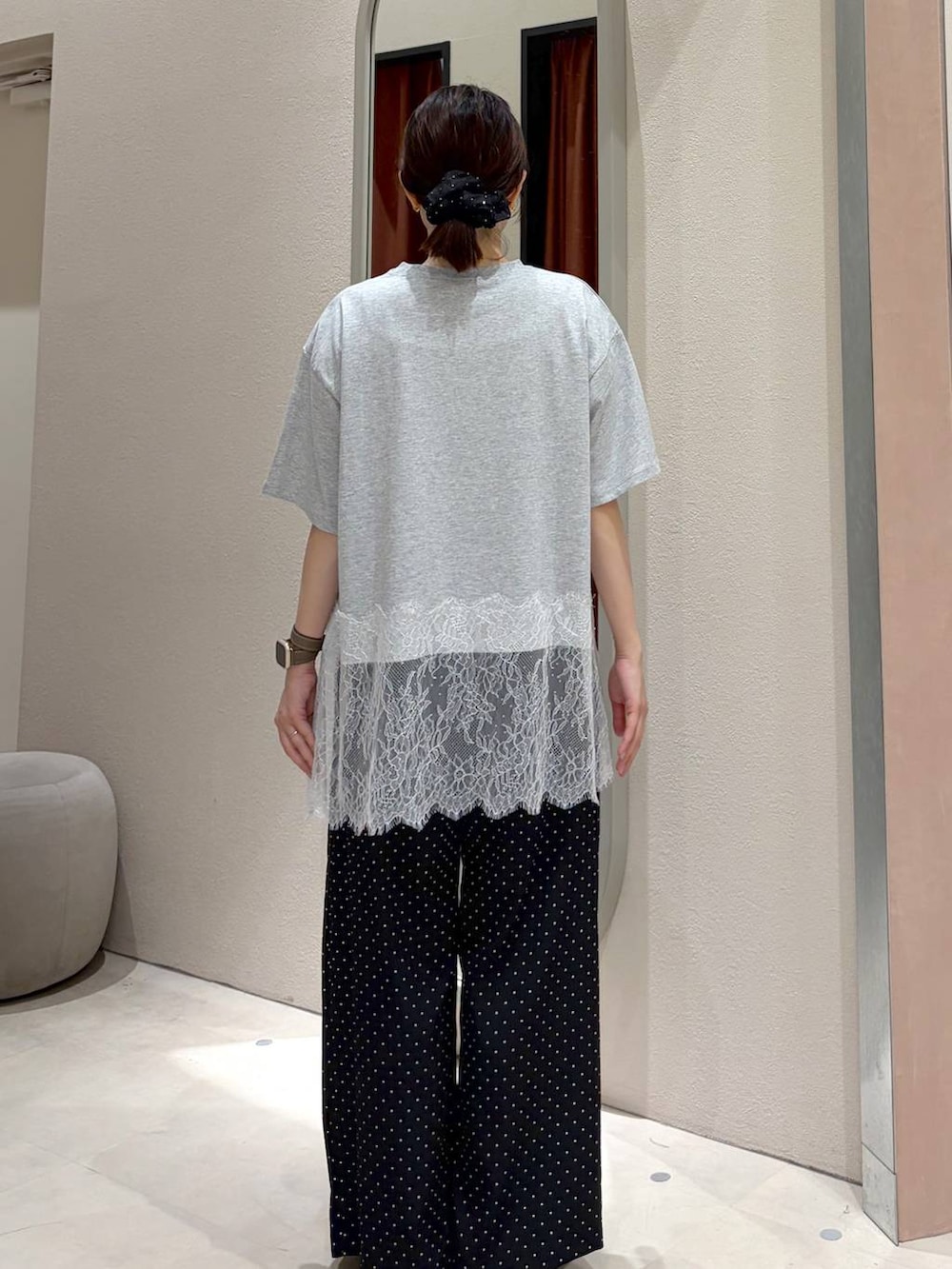 ホワイト系のショルダーバッグ、ブラウン系のサンダル、ブラック系のその他パンツを着用したレディースの夏コーディネートの3枚目の写真