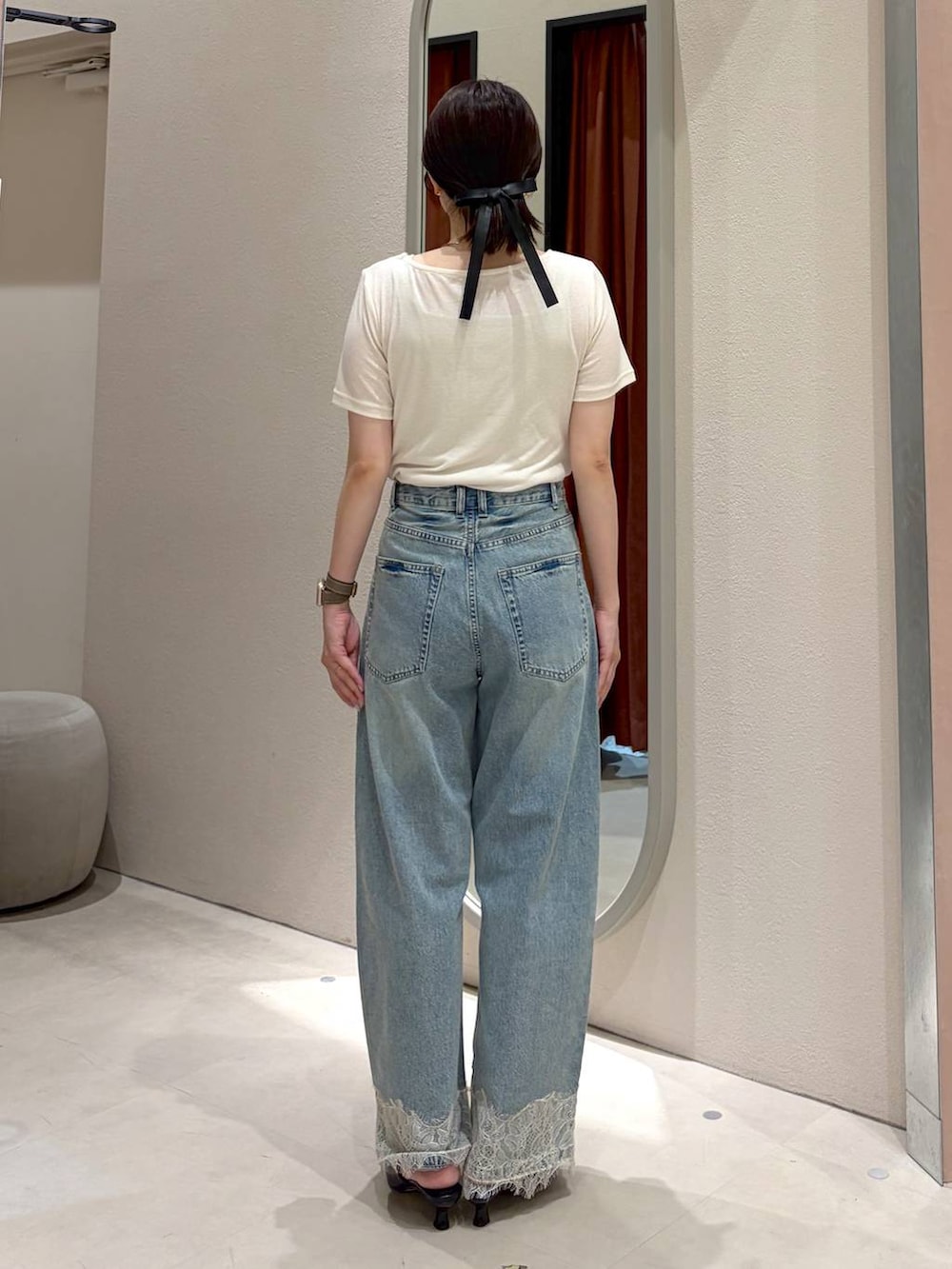 ホワイト系のTシャツ/カットソー、ブルー系のデニムパンツ、ブラウン系のトートバッグを着用したレディースの夏コーディネートの4枚目の写真