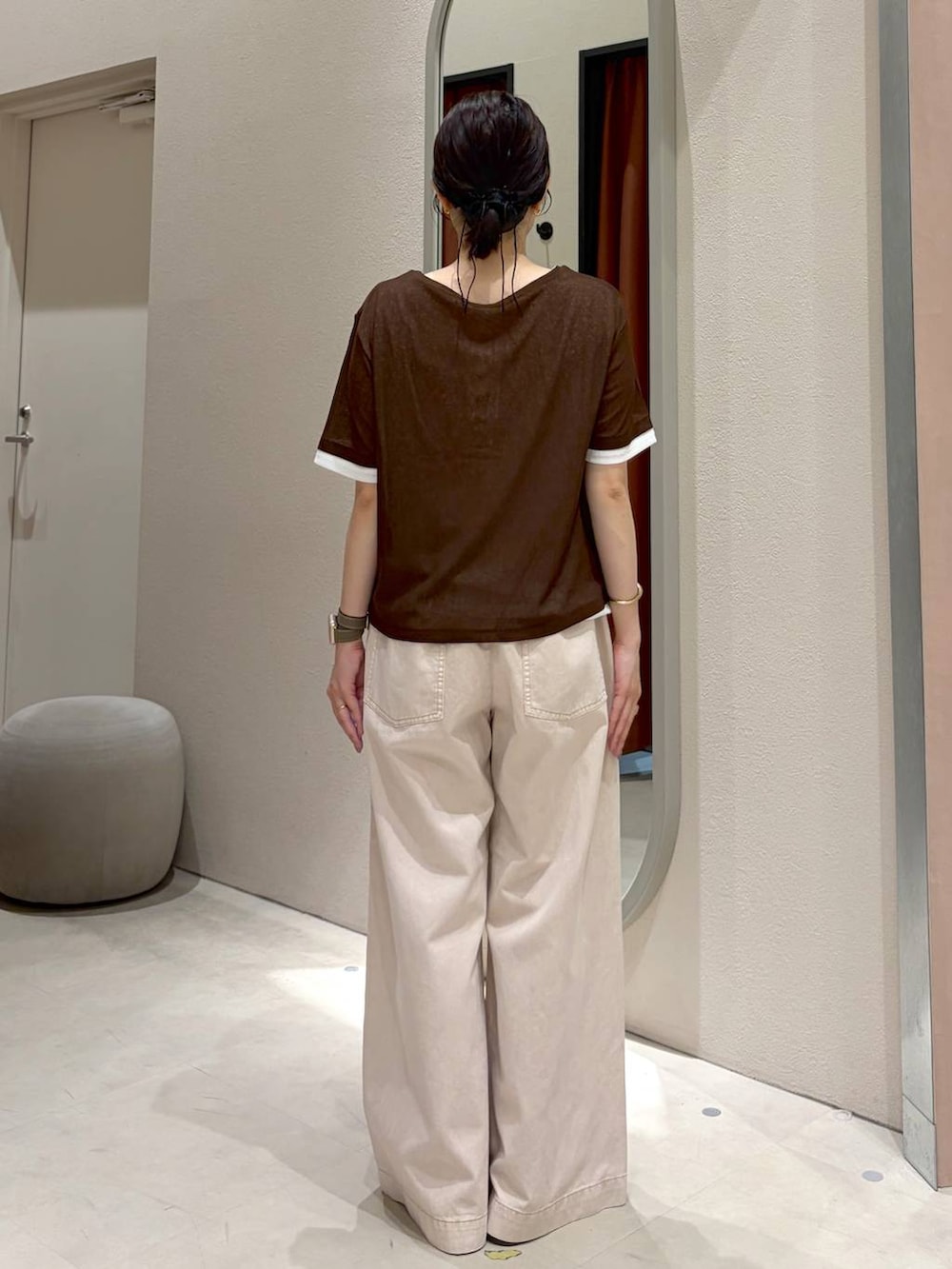 ピンク系のデニムパンツ、ブラウン系のサンダル、ブラウン系のTシャツ/カットソーを着用したレディースの春コーディネートの3枚目の写真