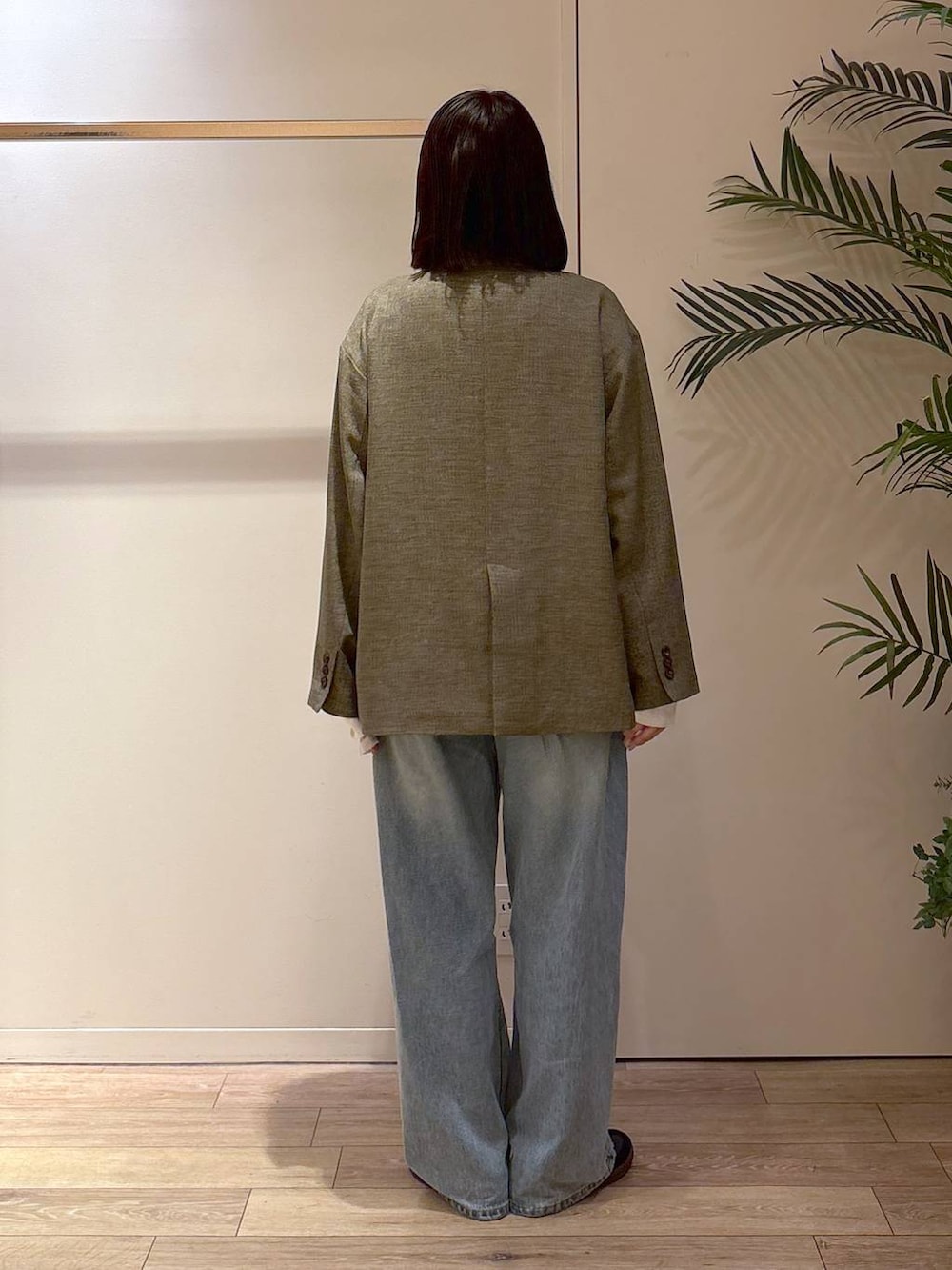 ホワイト系のニット/セーター、ブラウン系のテーラードジャケット、ホワイト系のTシャツ/カットソーを着用したレディースの春コーディネートの5枚目の写真