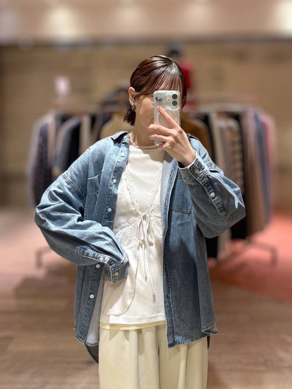 ホワイト系のTシャツ/カットソー、ブルー系のシャツ/ブラウス、ホワイト系のベストを着用したレディースの春コーディネートの2枚目の写真